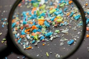 Microplásticos no Cérebro Humano: Um Risco para a Saúde Mental?