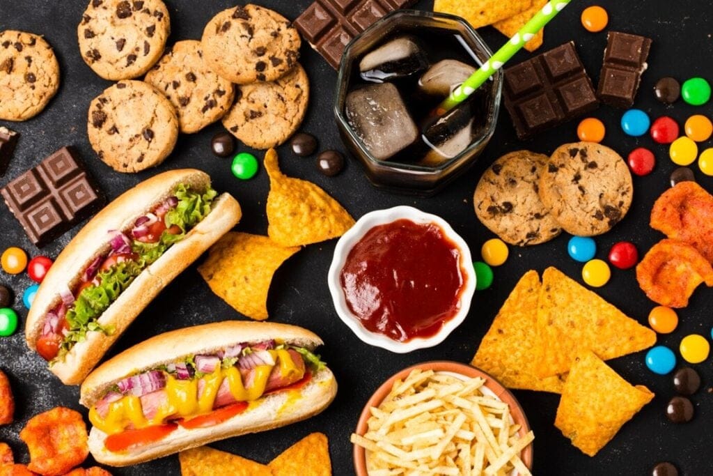 Alimentos ultraprocessados estão ligados a mortes precoces, aponta estudo